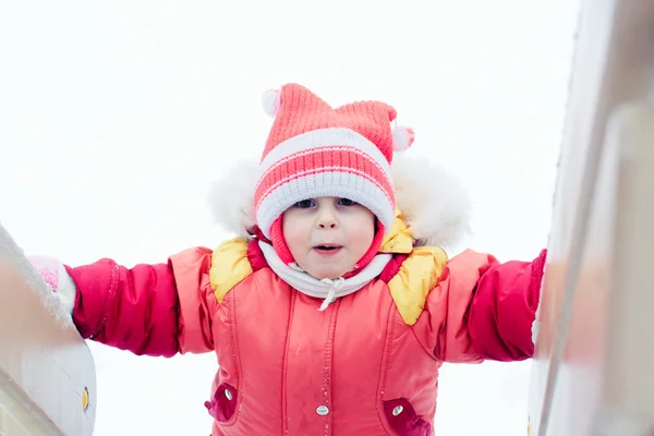 Bellissimo bambino felice con la giacca rossa — Foto Stock