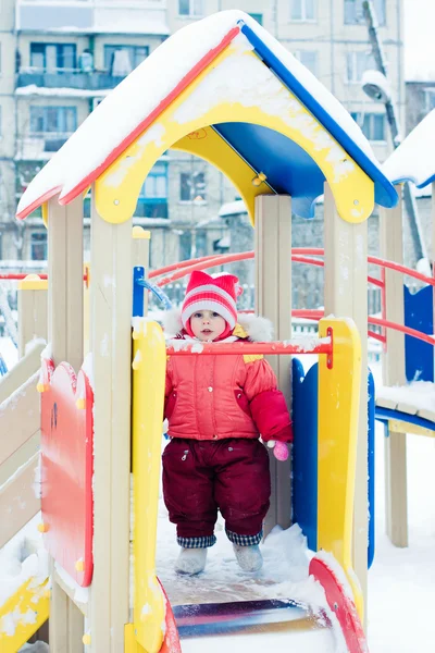 kırmızı sıcak giysiler içinde güzel mutlu bir çocukluk.
