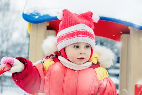 Bellissimo bambino felice con la giacca rossa — Foto Stock