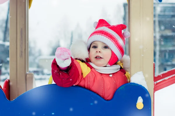 Schönes glückliches Kind in der roten warmen Kleidung. — Stockfoto
