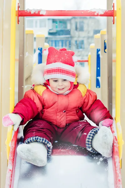 Schönes glückliches Kind in der roten warmen Kleidung. — Stockfoto