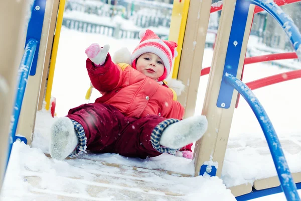 Schönes glückliches Kind in der roten Jacke — Stockfoto