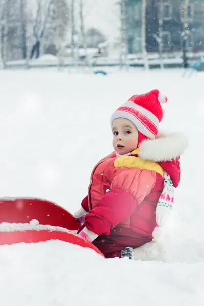 Bello bambino felice nei vestiti caldi rossi . — Foto Stock