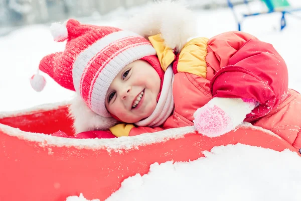 Schöne glückliche Mädchen in der roten Jacke — Stockfoto