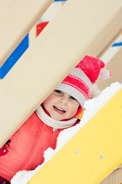 Menina feliz bonita na roupa quente vermelha . — Fotografia de Stock