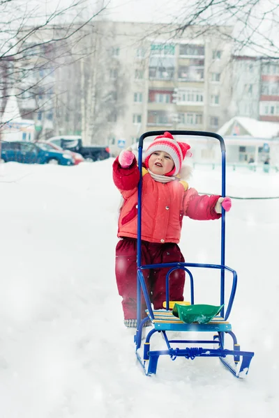 Vackra lycklig unge i den röda varma kläder. — Stockfoto