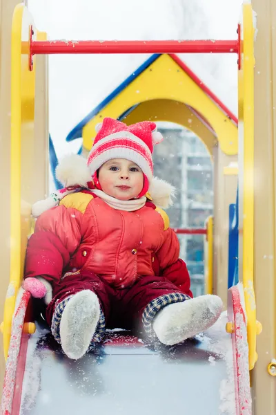 Bello bambino felice nei vestiti caldi rossi . — Foto Stock