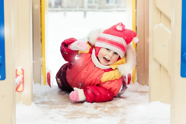 Menina feliz bonita na roupa quente vermelha . — Fotografia de Stock