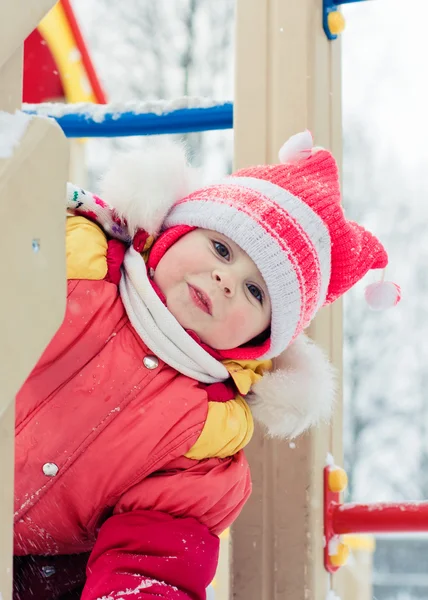 Piękne dziecko szczęśliwe w czerwonej kurtce — Zdjęcie stockowe