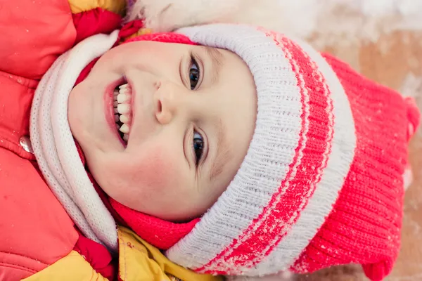 Красивый счастливый ребенок в красной куртке — стоковое фото