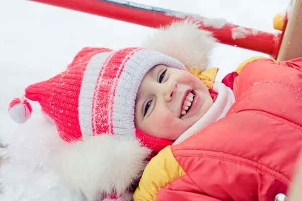 Красива щаслива дитина в червоній куртці — стокове фото