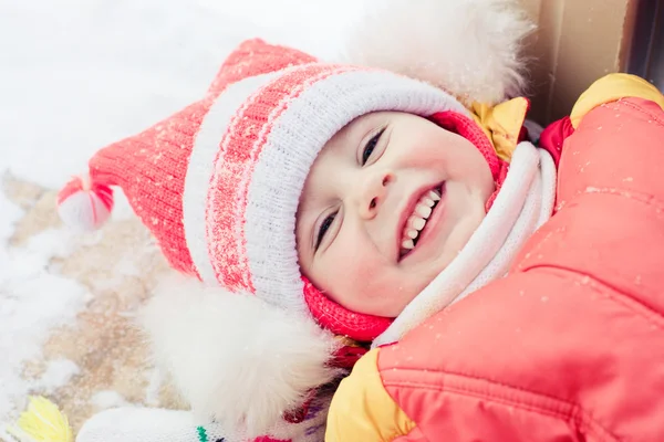 Красивый счастливый ребенок в красной куртке — стоковое фото