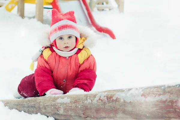 Bello bambino felice nei vestiti caldi rossi . — Foto Stock