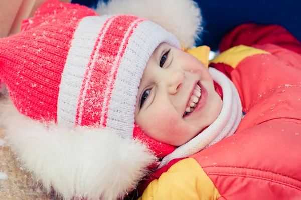Hermoso niño feliz en la chaqueta roja — Foto de Stock