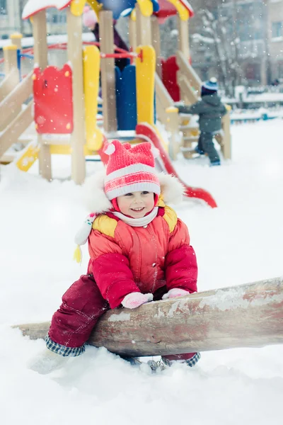 Bello bambino felice nei vestiti caldi rossi . — Foto Stock