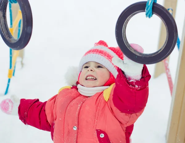 Bellissimo bambino felice con la giacca rossa — Foto Stock