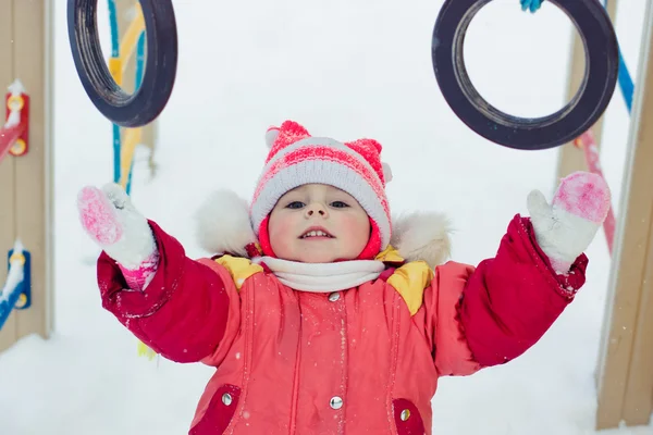 Schönes glückliches Kind in der roten Jacke — Stockfoto