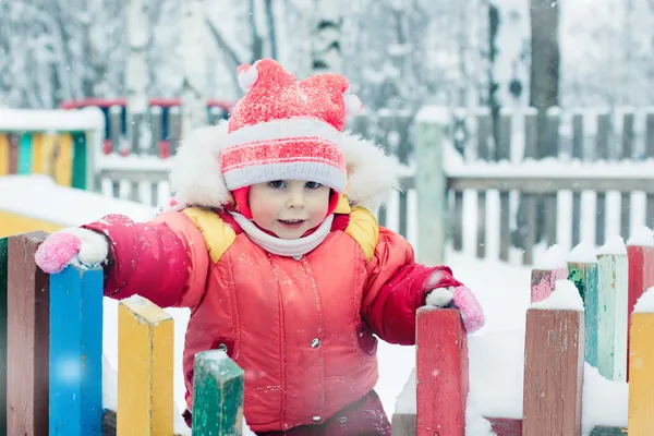 Schönes glückliches Kind in der roten Jacke — Stockfoto