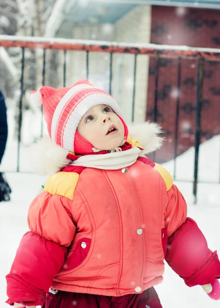 Le gamin en veste rouge hiver . — Photo