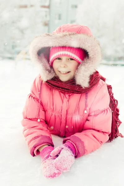 Schöne glückliche Mädchen in der roten Jacke — Stockfoto