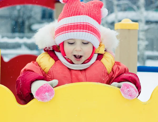 Bello bambino felice nei vestiti caldi rossi — Foto Stock