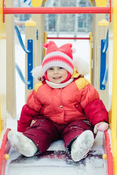 Mooie gelukkige jongen in het rode warme kleding. — Stockfoto