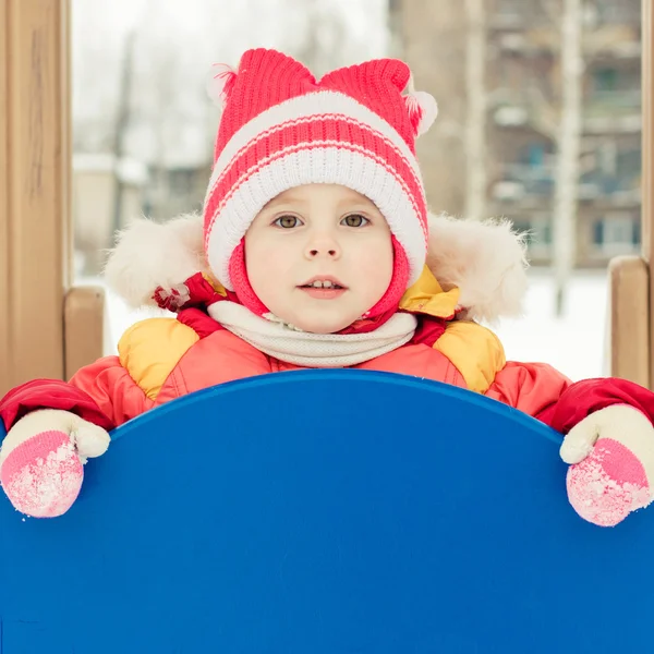 Bello bambino felice nei vestiti caldi rossi — Foto Stock