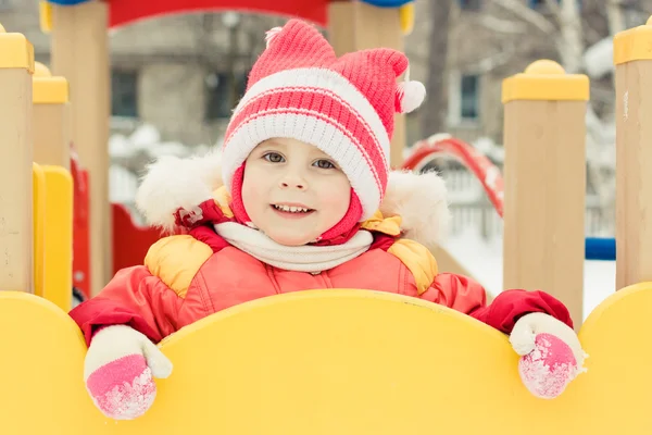 Bello bambino felice nei vestiti caldi rossi — Foto Stock