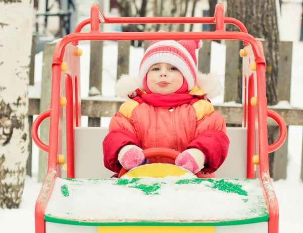 Petite fille dans une veste rouge — Photo