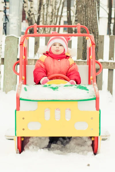 Küçük kız kırmızı ceket — Stok fotoğraf