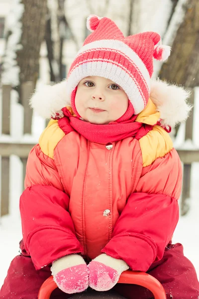 Kleines Mädchen in roter Jacke — Stockfoto