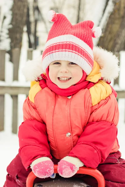 赤いジャケットを着た小さな女の子 — ストック写真