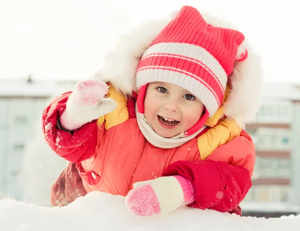 Schöne glückliche Mädchen in der roten Jacke — Stockfoto