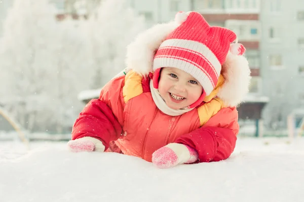 Bella ragazza felice nella giacca rossa — Foto Stock