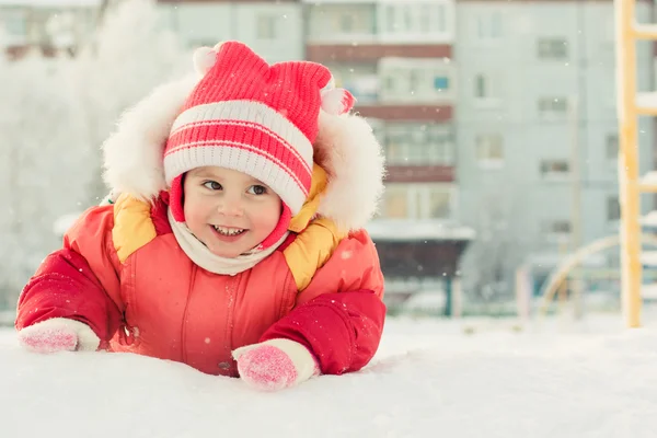 Bella ragazza felice nella giacca rossa — Foto Stock