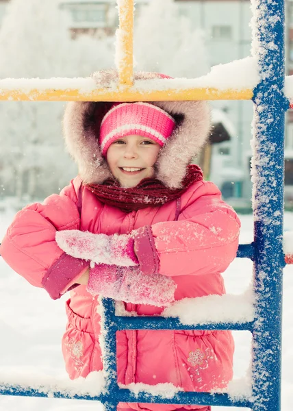 Bellissimo bambino felice con la giacca rossa — Foto Stock