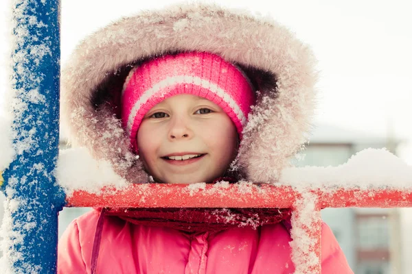 Hermoso niño feliz en la chaqueta roja — Foto de Stock