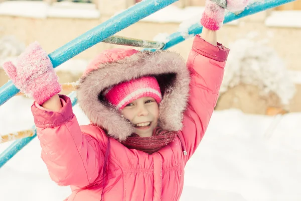 Bellissimo bambino felice con la giacca rossa — Foto Stock