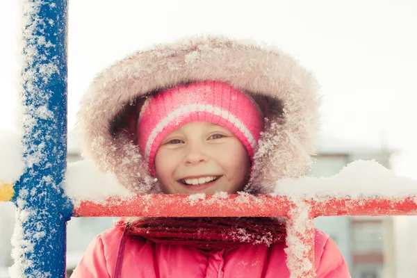 Szép boldog gyerek a piros kabát — Stock Fotó