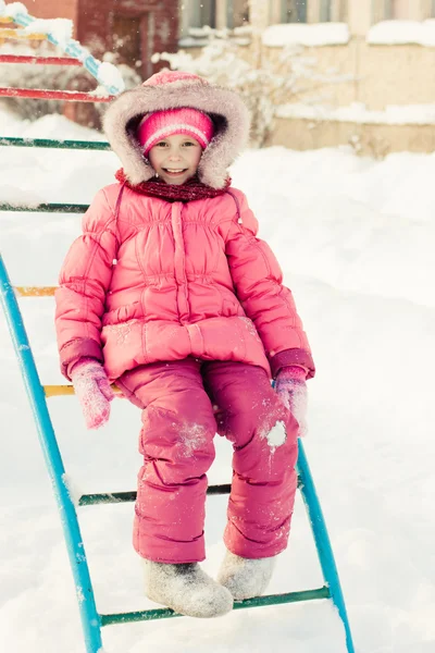 赤い上着を着た美しい幸せな子供 — ストック写真