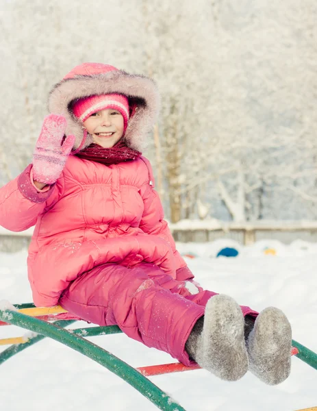 Vackra lycklig unge i den röda jackan — Stockfoto