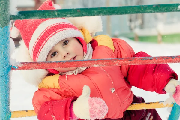 Hermoso niño feliz en la chaqueta roja — Foto de Stock