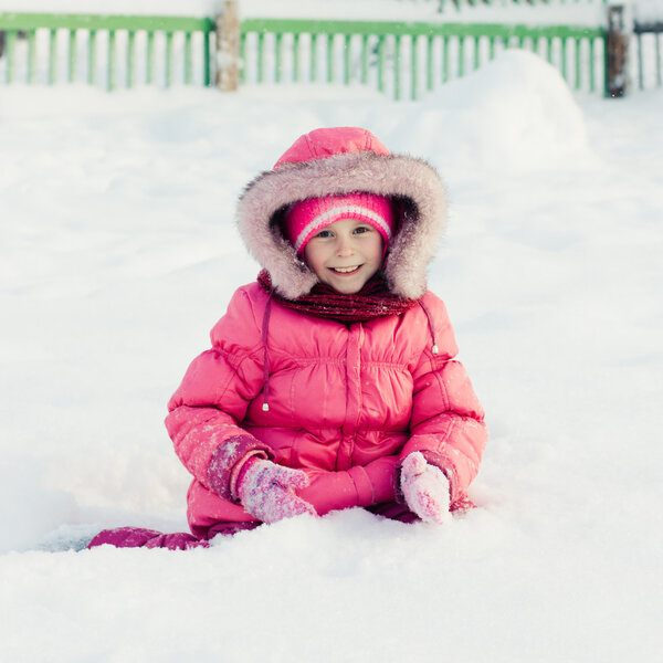 Красивая счастливая девушка в красной куртке
