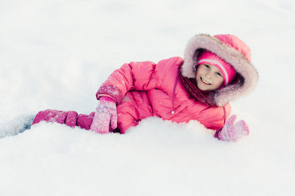 Красивая счастливая девушка в красной куртке
