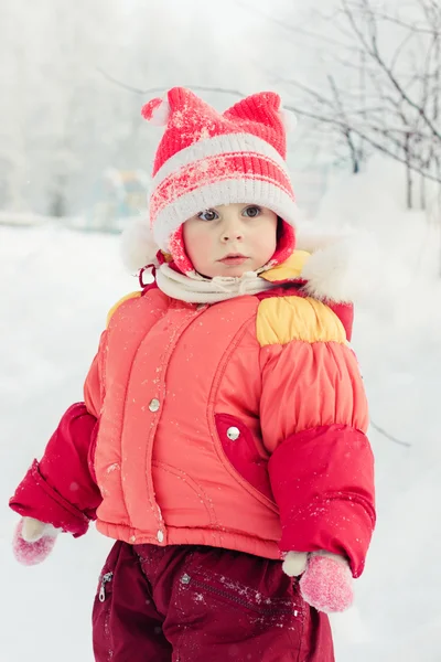 El niño de chaqueta roja invierno . — Foto de Stock