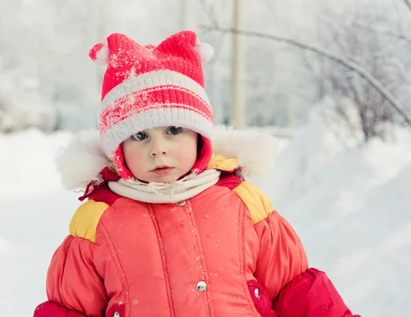 Le gamin en veste rouge hiver . — Photo