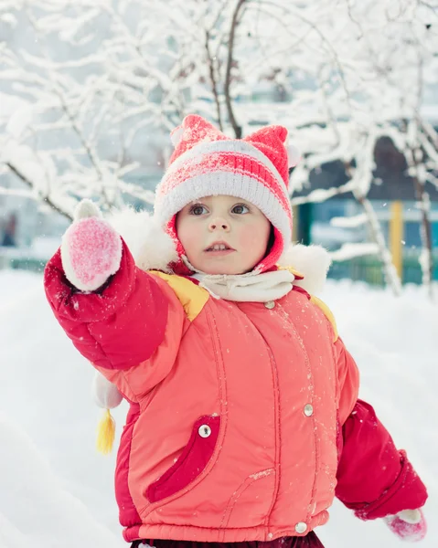 Das Kind in der roten Jacke Winter. — Stockfoto