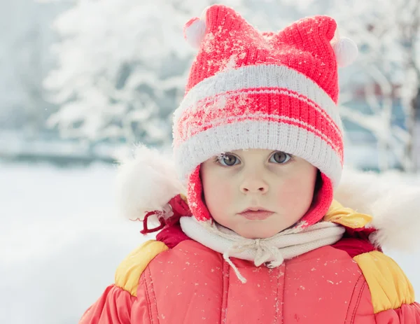Το παιδί το κόκκινο σακάκι χειμώνα. — Φωτογραφία Αρχείου