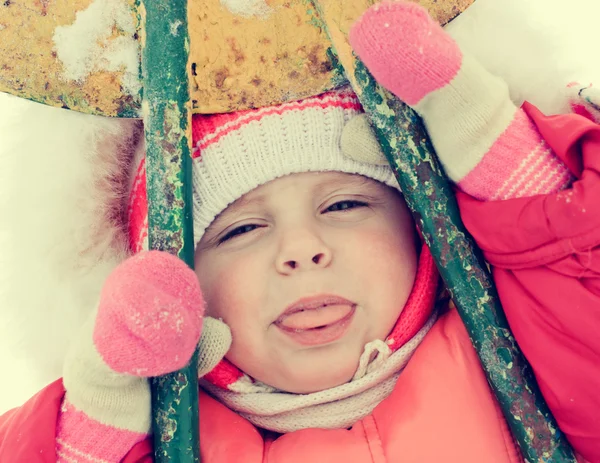 Schönes glückliches Kind in der roten warmen Kleidung — Stockfoto