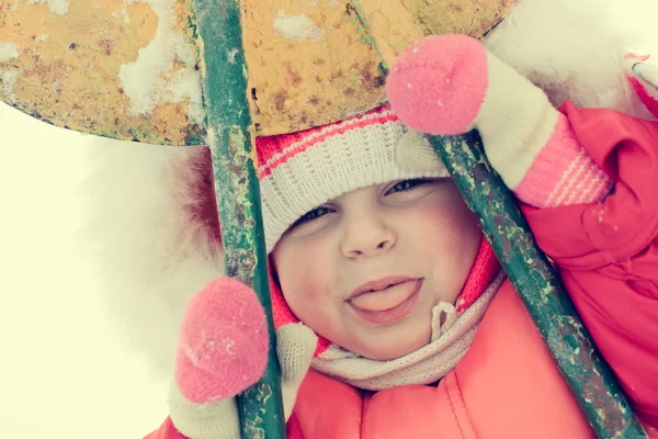 Schönes glückliches Kind in der roten warmen Kleidung — Stockfoto